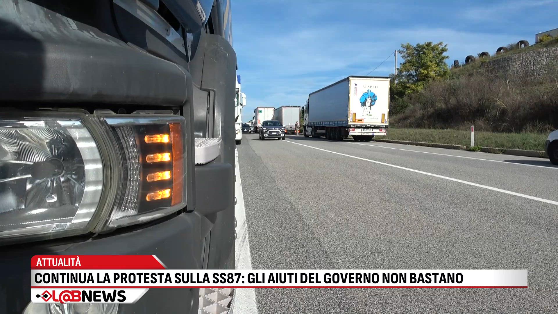 Continua la protesta sulla SS87: gli aiuti del Governo non bastano