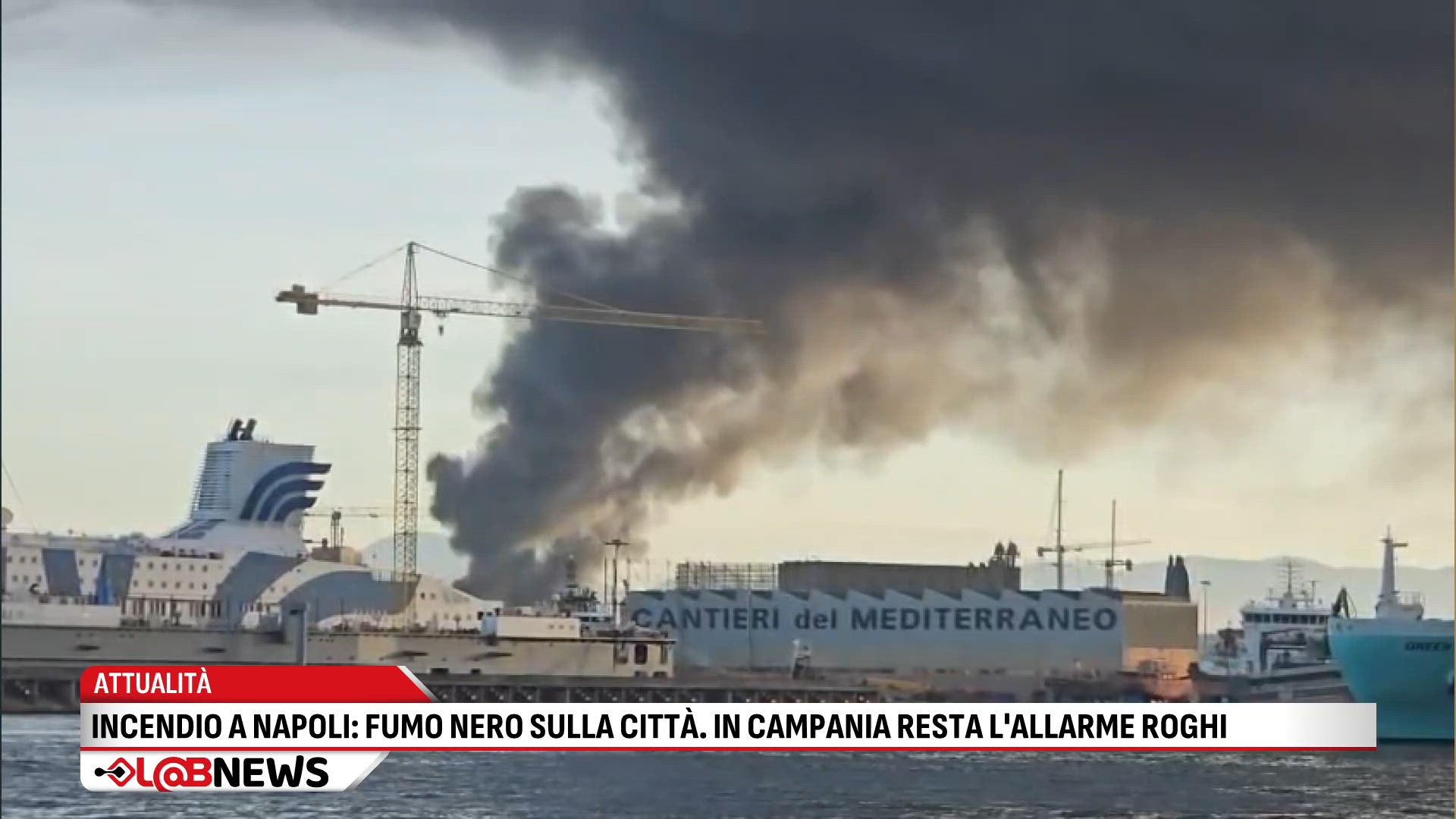 Incendio a Napoli, fumo nero sulla città. In Campania resta l'allarme roghi