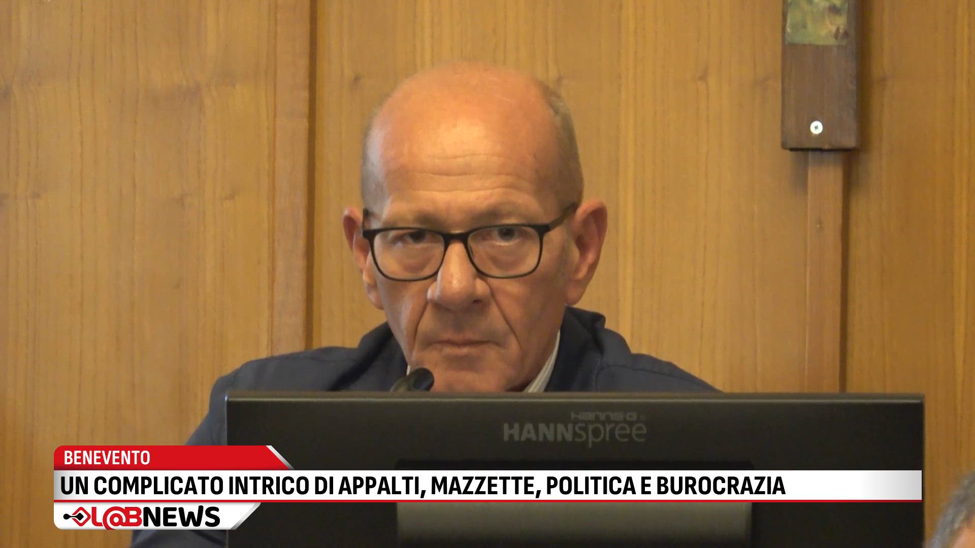 Un complicato intrico di appalti, mazzette, politica e burocrazia