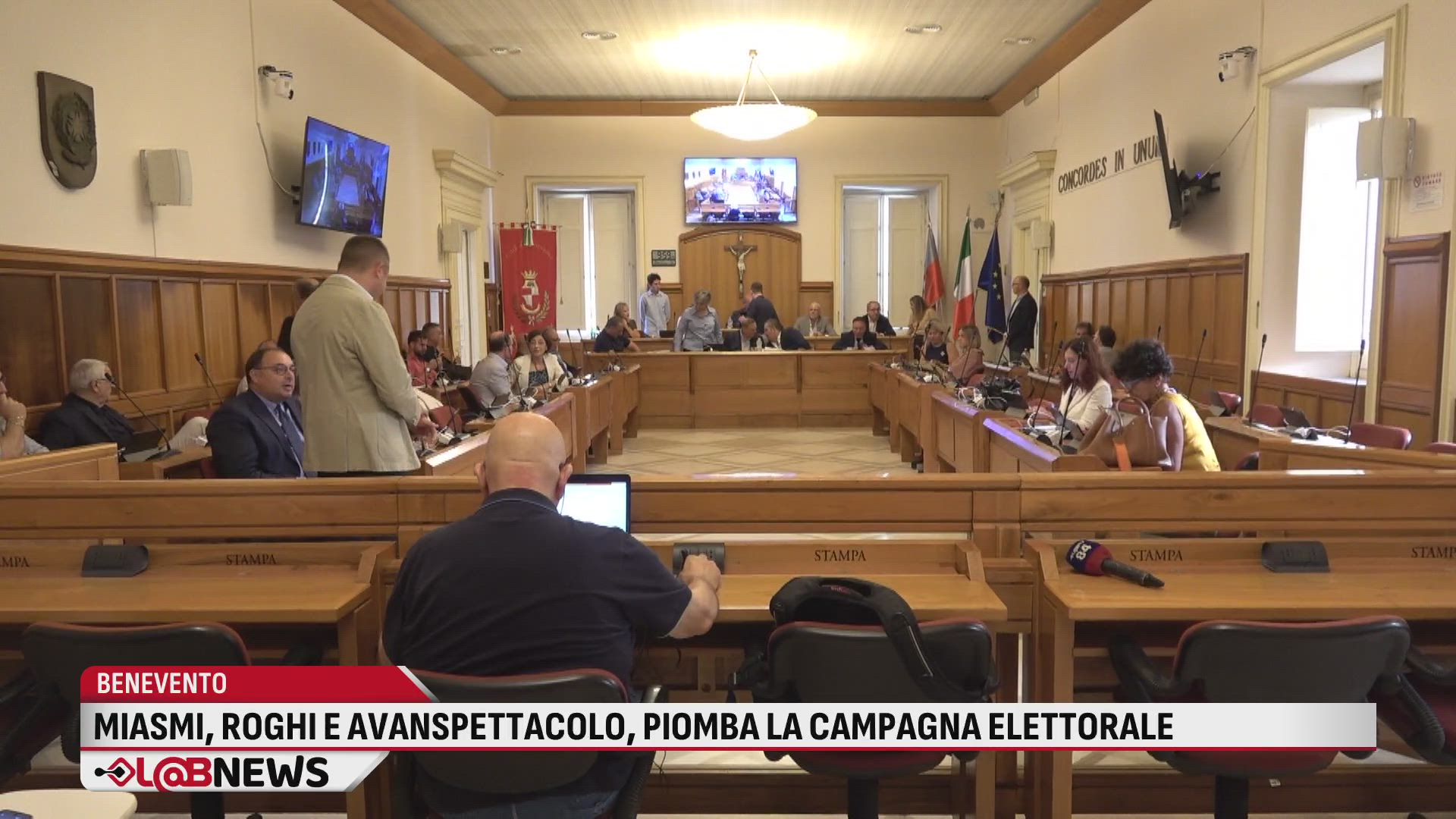 Miasmi, roghi e avanspettacolo: piomba la campagna elettorale