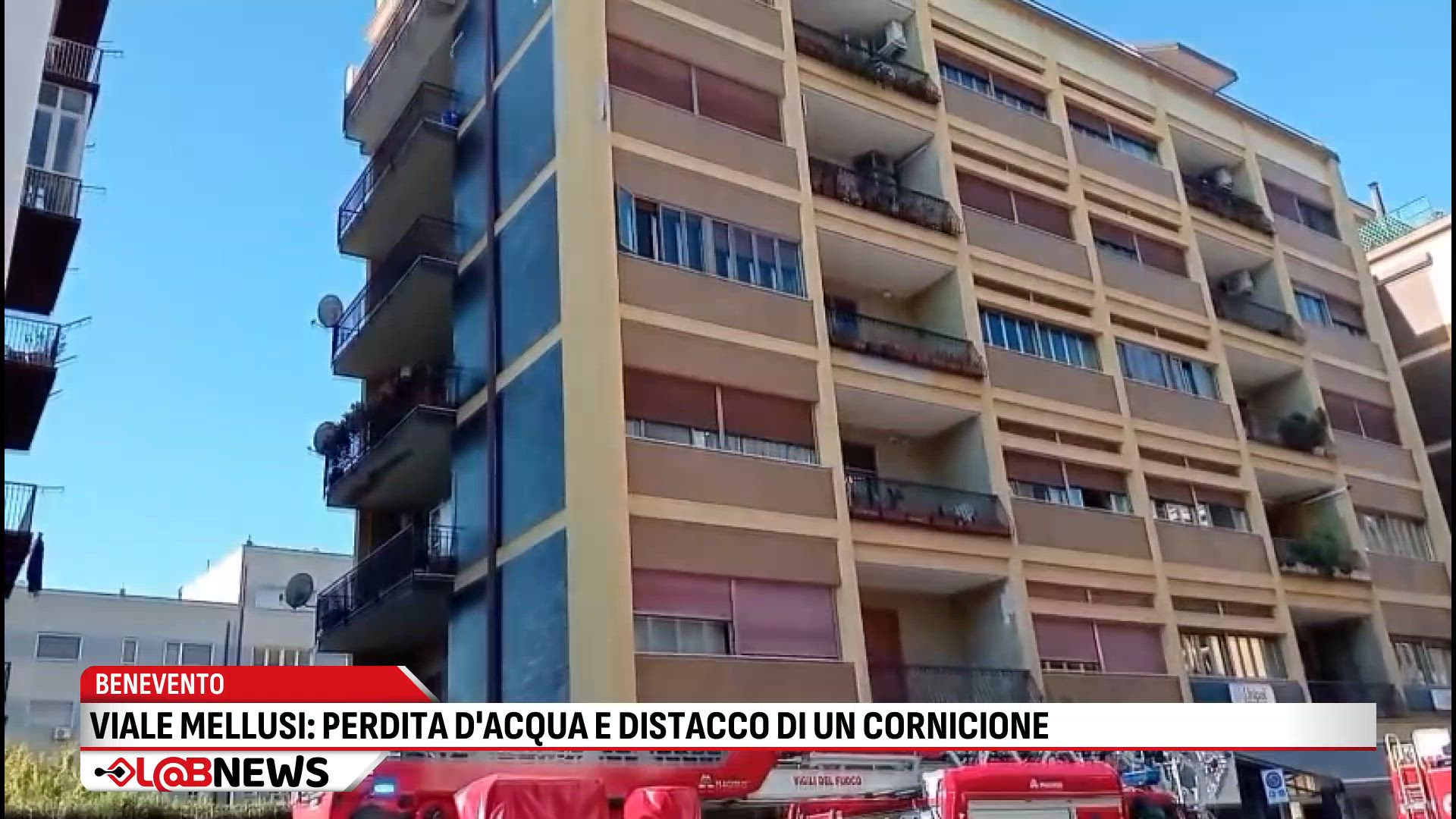Benevento, viale Mellusi: perdita d'acqua e distacco di un cornicione