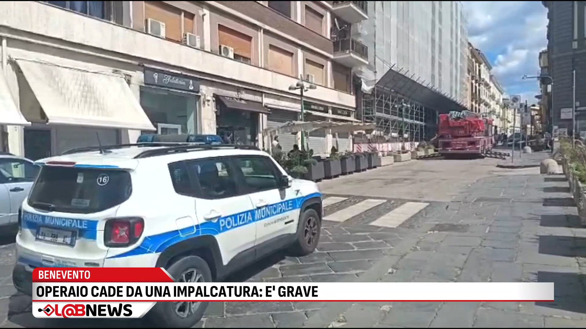Operaio cade da una impalcatura, è grave