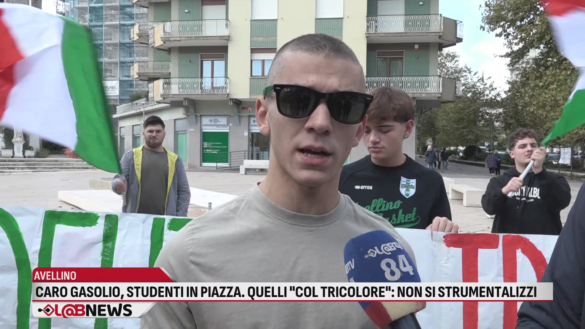 Caro gasolio, studenti in piazza. Quelli "col Tricolore": non si strumentalizzi