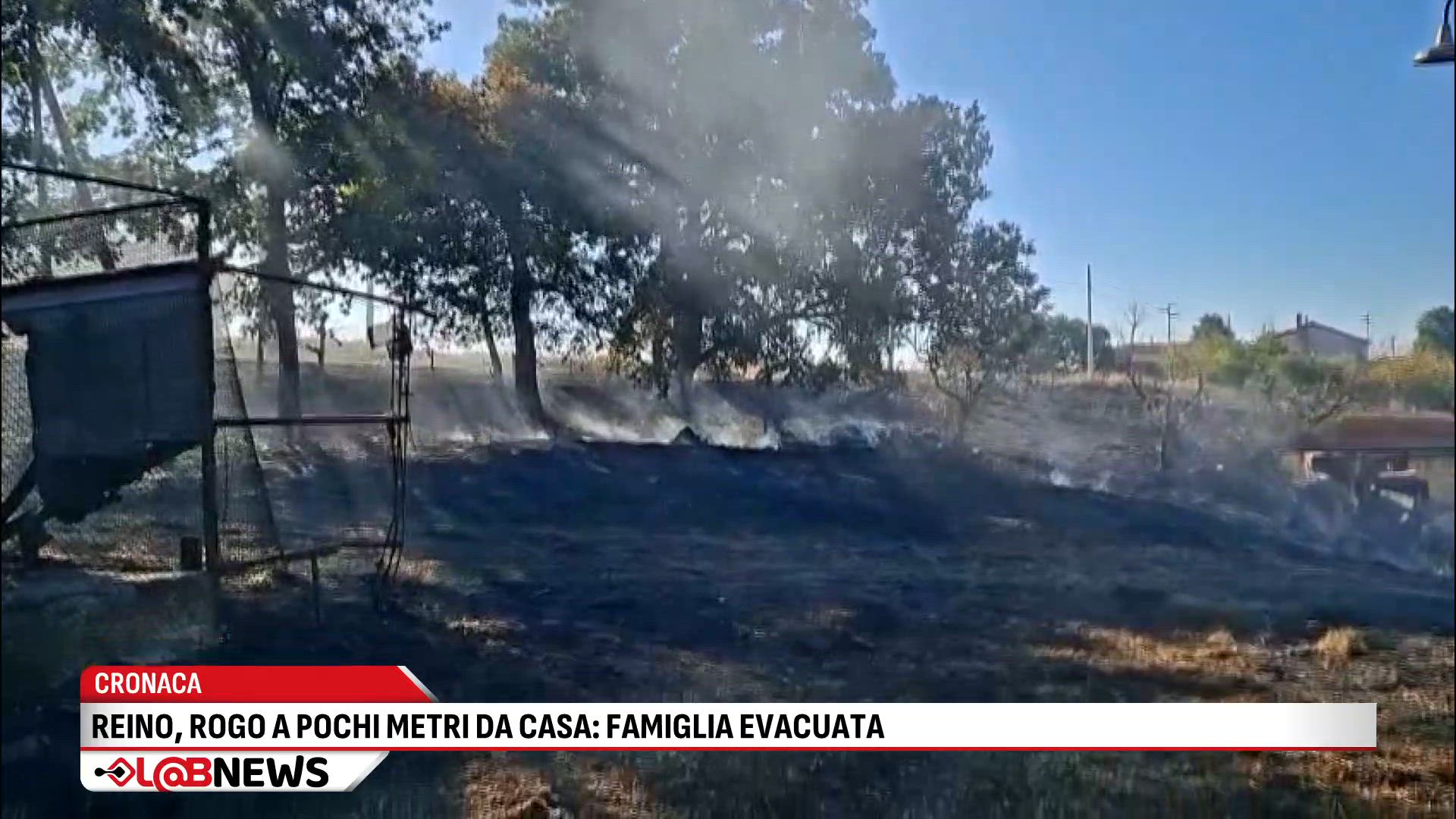 Reino, rogo a pochi metri da casa: famiglia evacuata